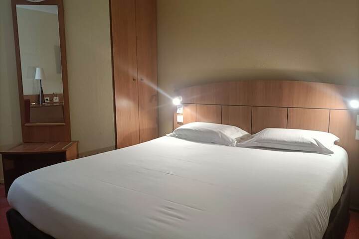 Room 10 of 28