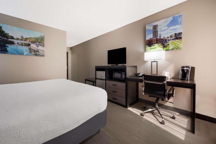 1 King Bed (5 of 6)