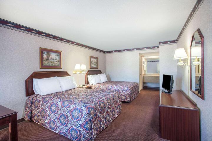 2 Queen Beds (1 of 8)
