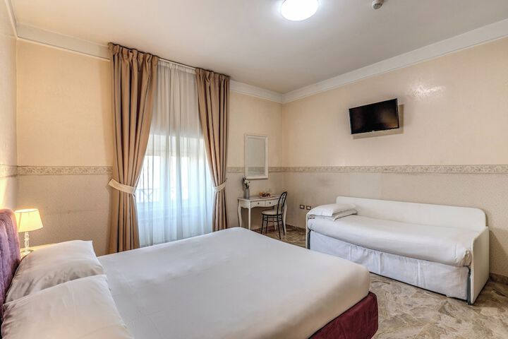 Room 53 of 76