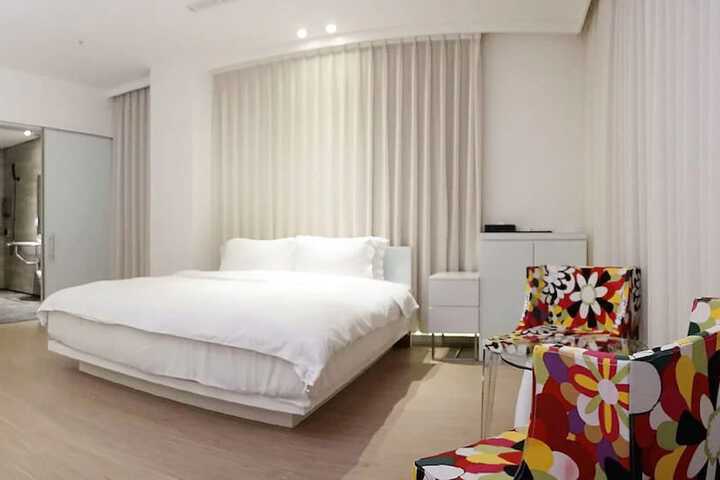 Room 6 of 89