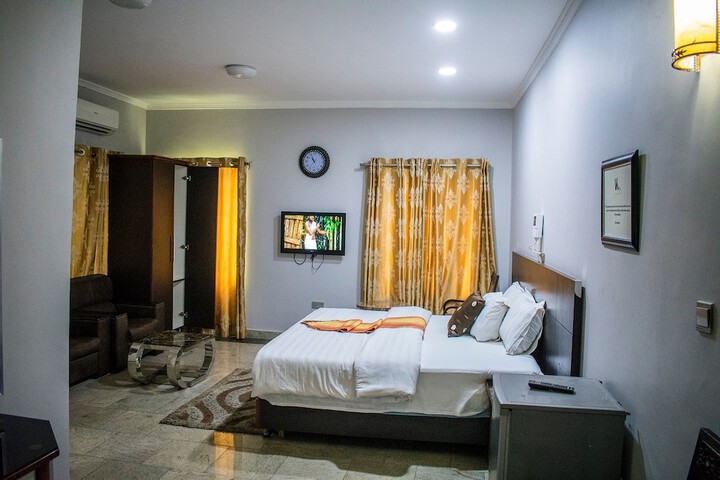 Room 12 of 32