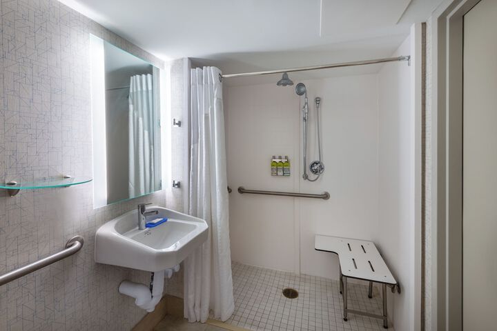 Standard 2 Queen Beds Accessible (10 of 17)