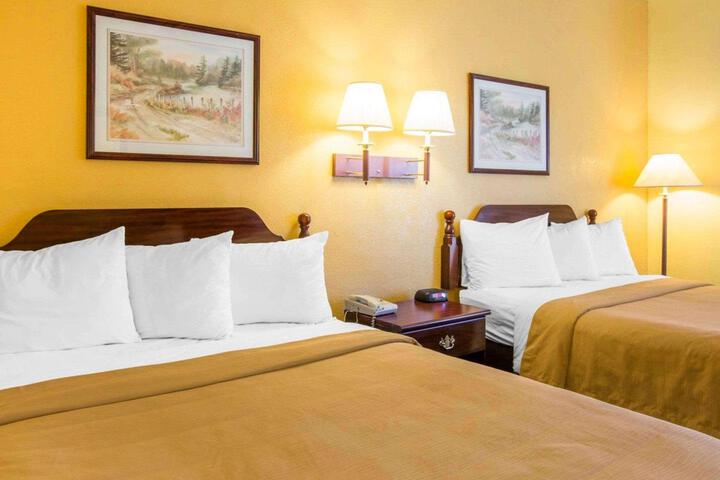 2 Queen Beds (8 of 9)