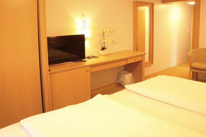Room 9 of 16