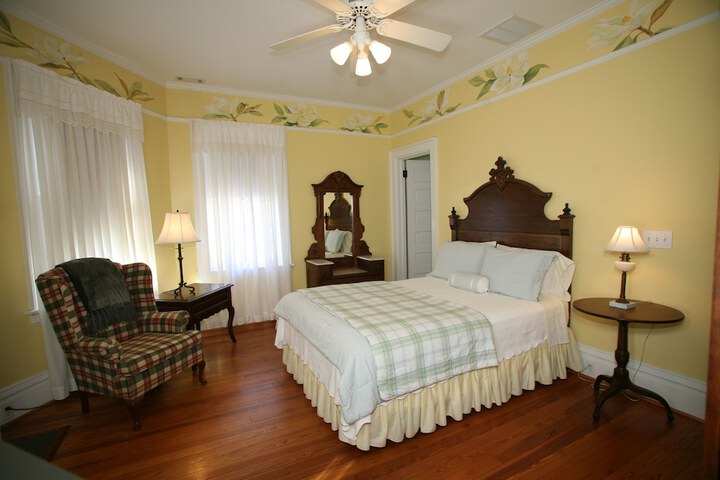 Room 9 of 11