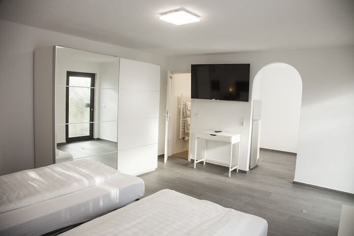 Room 12 of 76