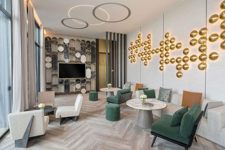 Lounge 110 of 145