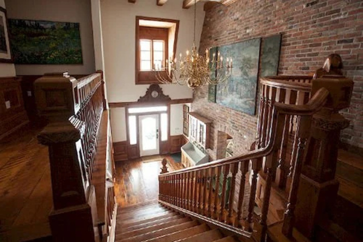 Room 8 of 9