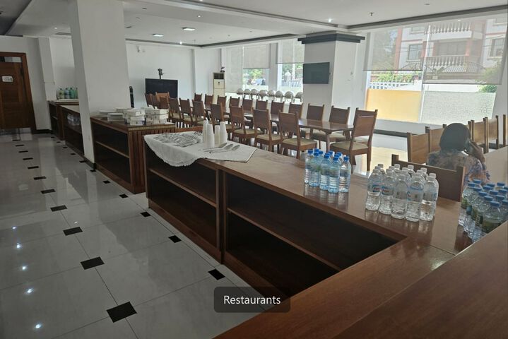 Dining 4 of 8
