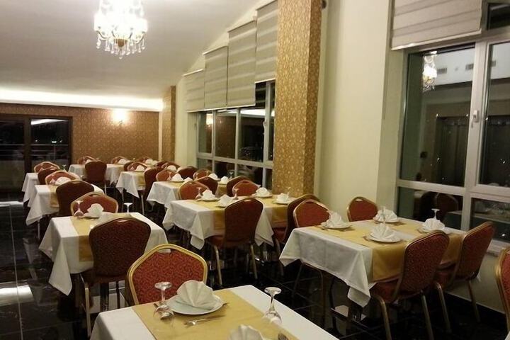 Dining 17 of 22