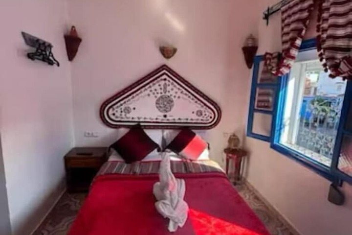 Room 4 of 16