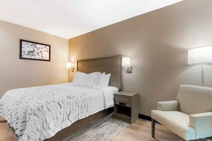 1 Queen Bed (1 of 13)