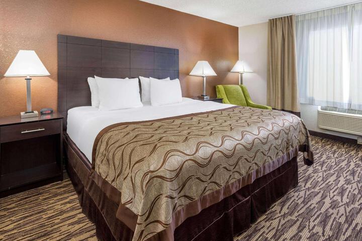 2 Queen Beds (2 of 8)