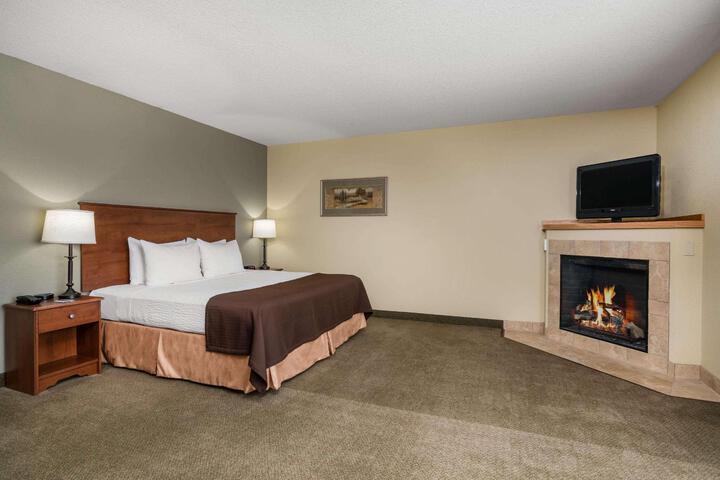 1 King Bed Accessible (24 of 32)