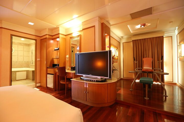 Room 5 of 8