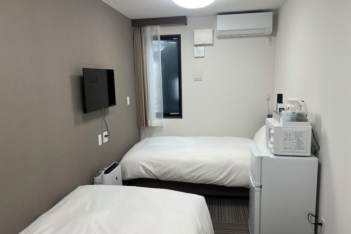 Room 4 of 9