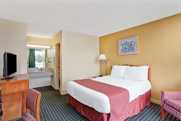 1 Queen Bed (2 of 7)
