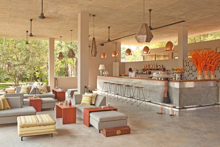 Lounge 102 of 114
