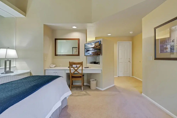 Room 5 of 12