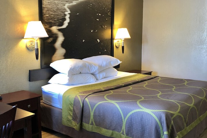 1 King Bed (2 of 6)