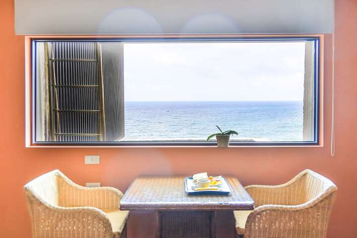 Room 5 of 100