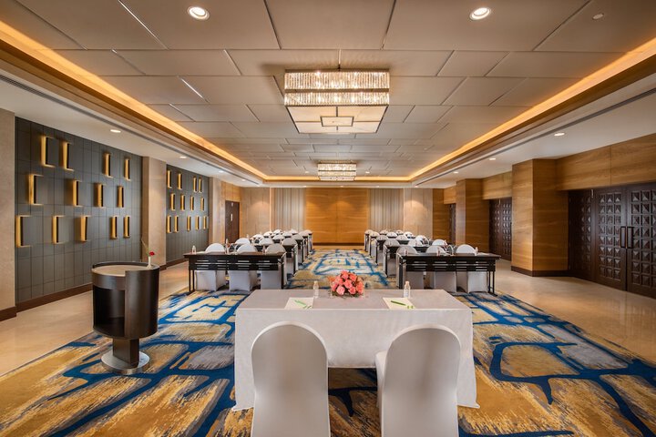 Ballroom/Hall 34 of 47
