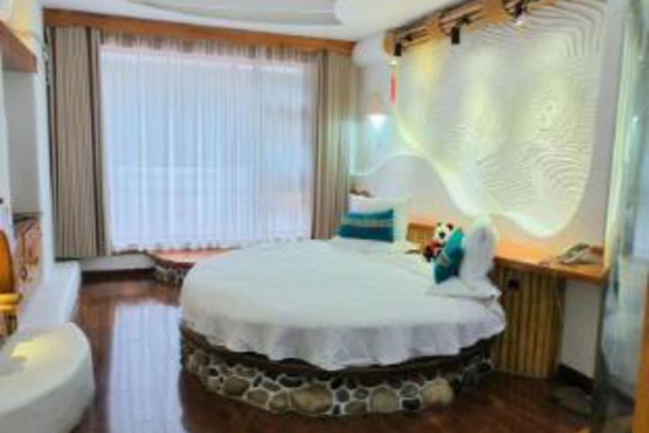 Room 8 of 10