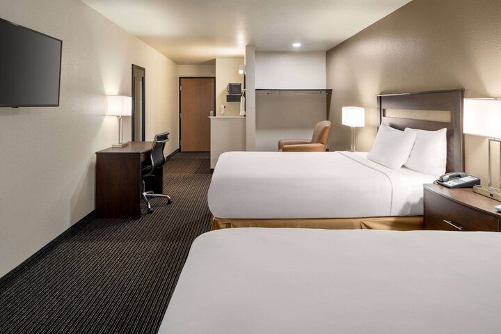 1 Queen Bed Accessible Room (1 of 19)