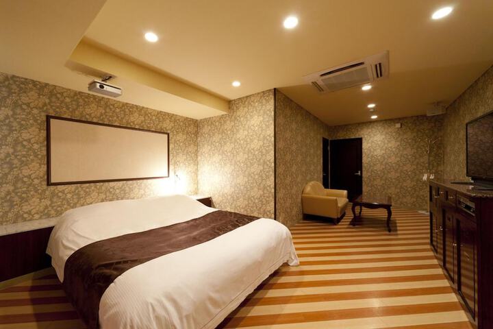 Room 10 of 28