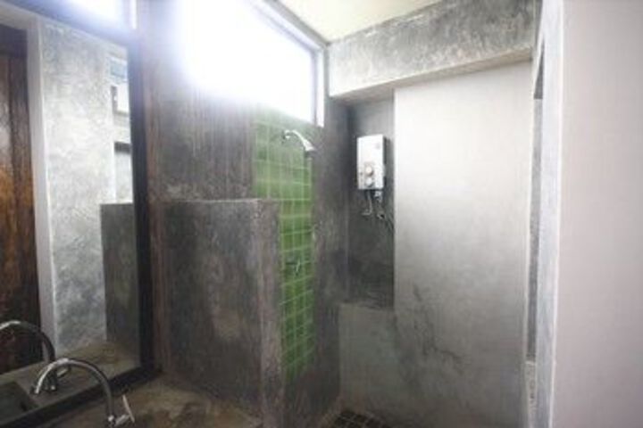 Room 6 of 33