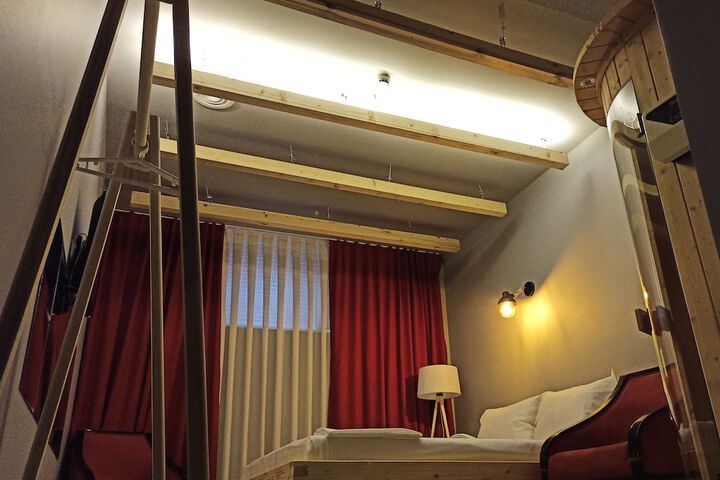 Room 34 of 80