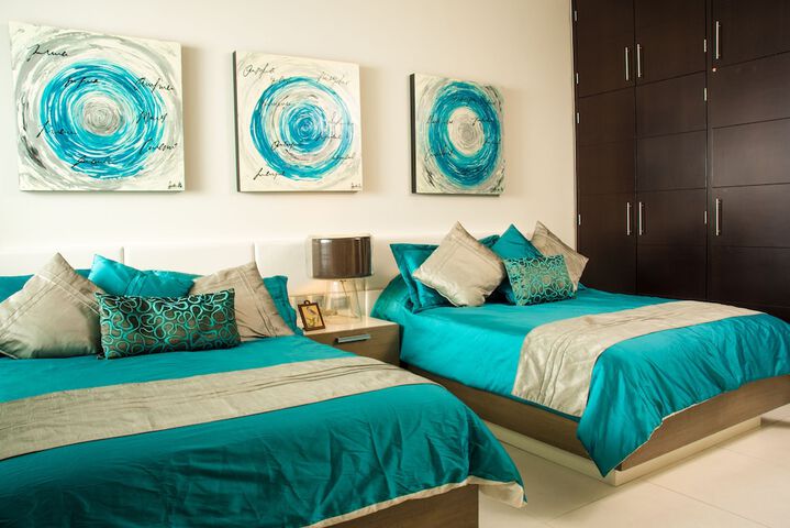 Room 4 of 100