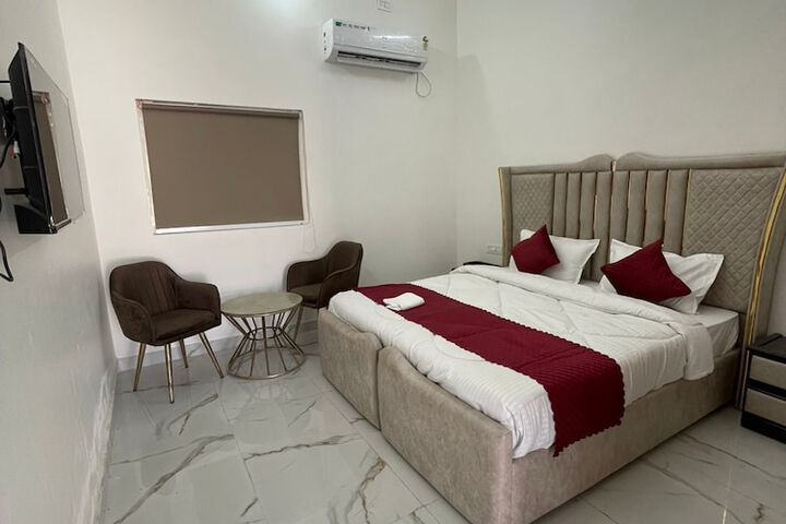 Room 5 of 14