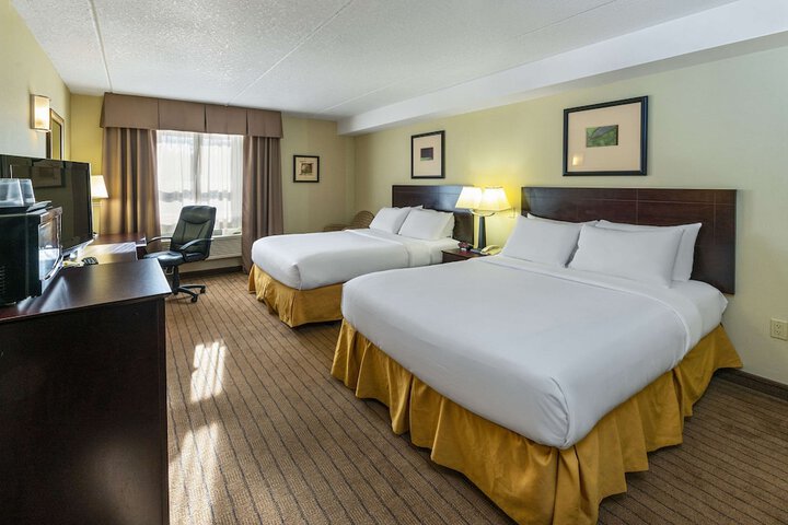 2 Queen Beds (3 of 8)