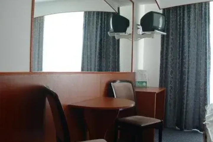 Room 3 of 10