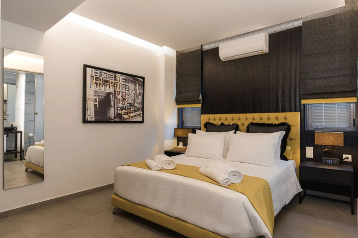 Room 4 of 18