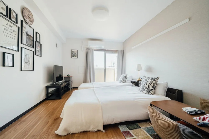 Room 4 of 16