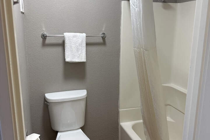 Standard Queen Room (3 of 31)