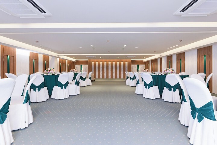 Ballroom/Hall 18 of 23