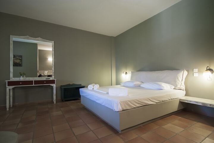 Room 15 of 93