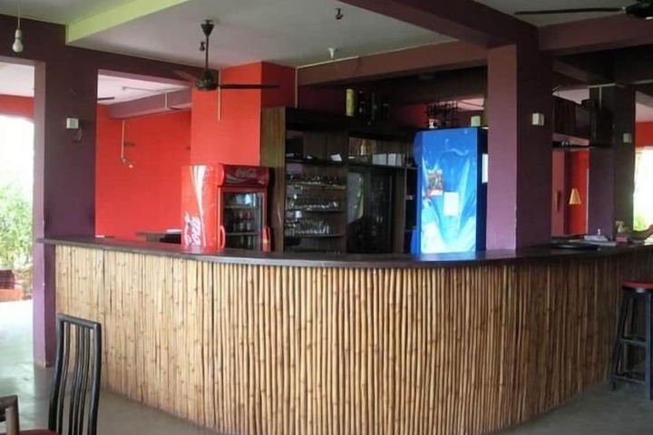 Lounge 33 of 42