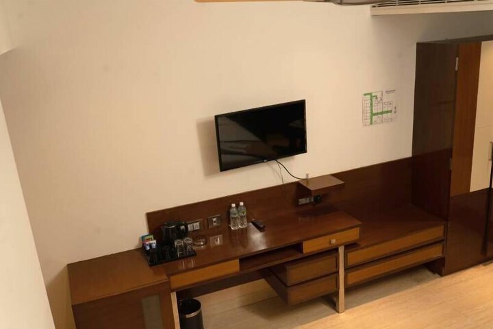 Room 8 of 10