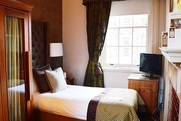 Room 4 of 28