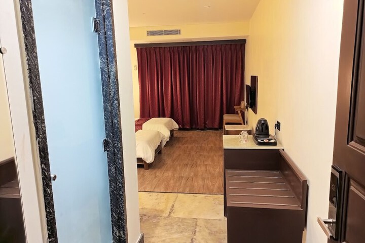 Room 10 of 16