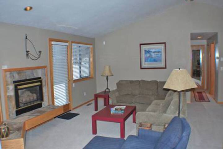 Coyote Lane by Village Properties at Sunriver VR