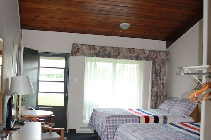 1 Queen Bed (12 of 29)