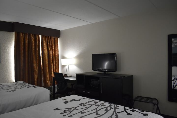 1 Queen Bed Accessible (7 of 31)