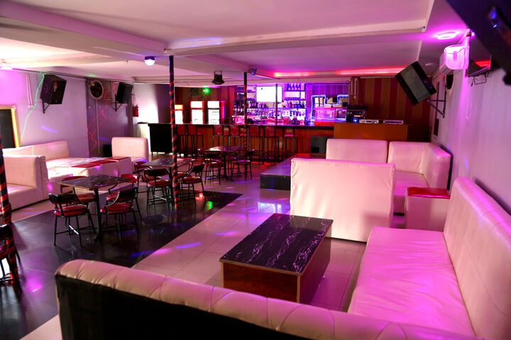 Lounge 4 of 27