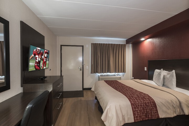 1 Queen Bed Accessible (3 of 13)